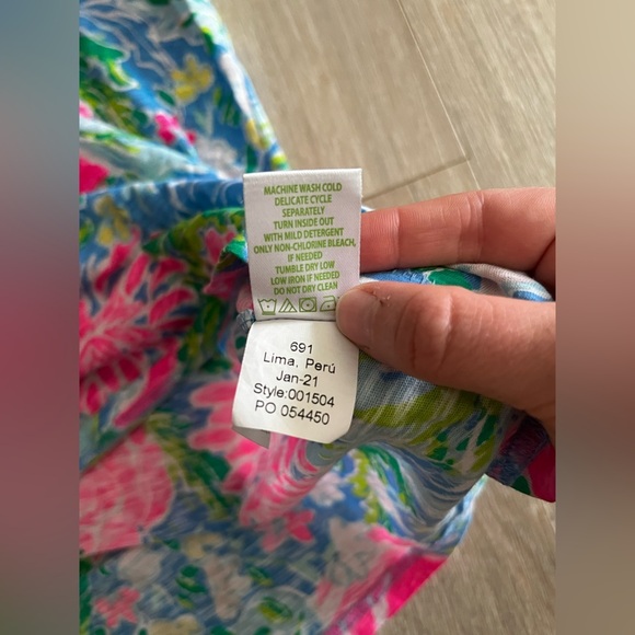 Lilly Pulitzer Women’s Etta V-Neck Cotton Top Short Sleeves - Size XS - Picture 3 of 5